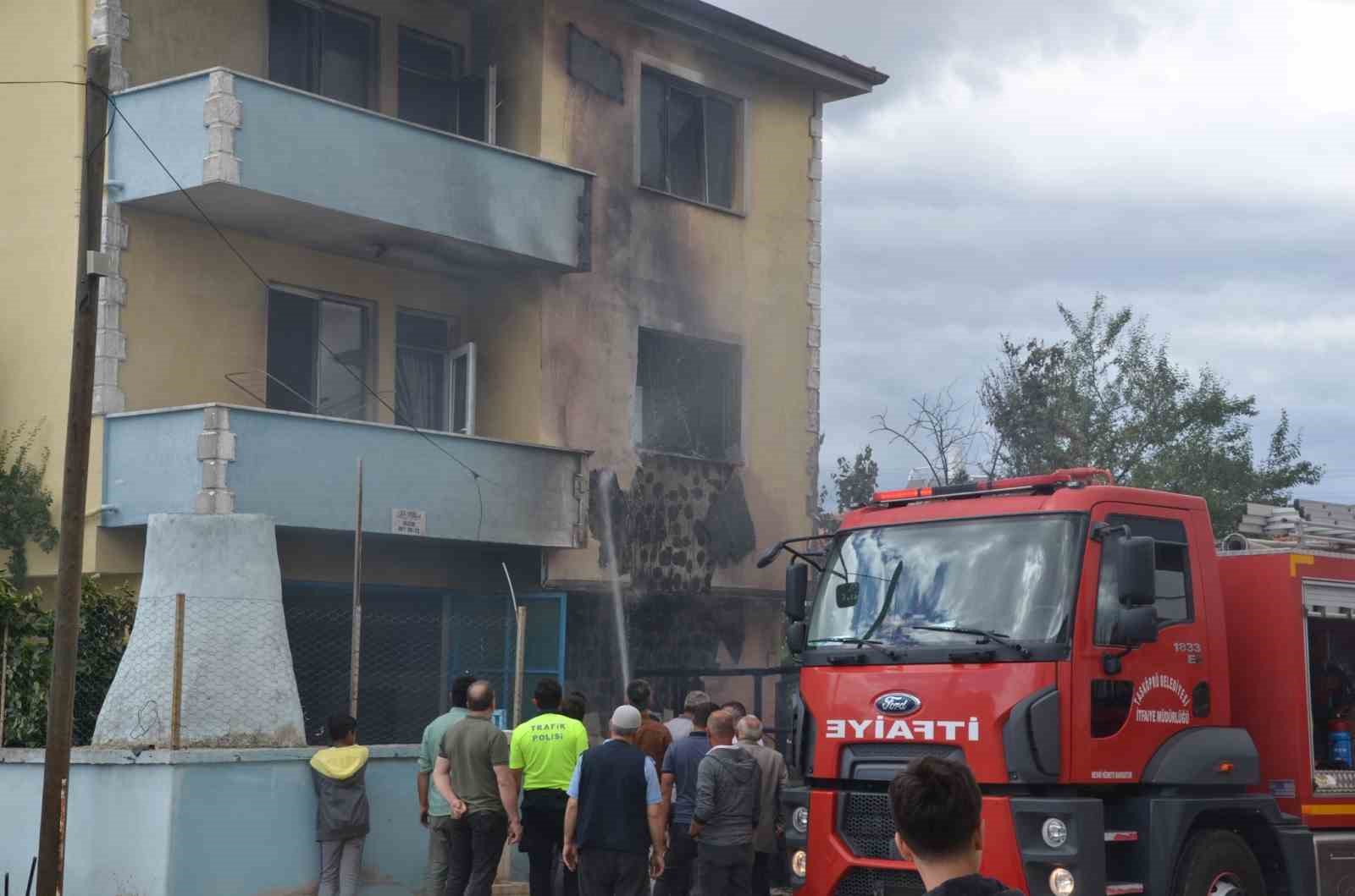 televizyonun-patlamasi-3-katli-evi-kule-cevirdi