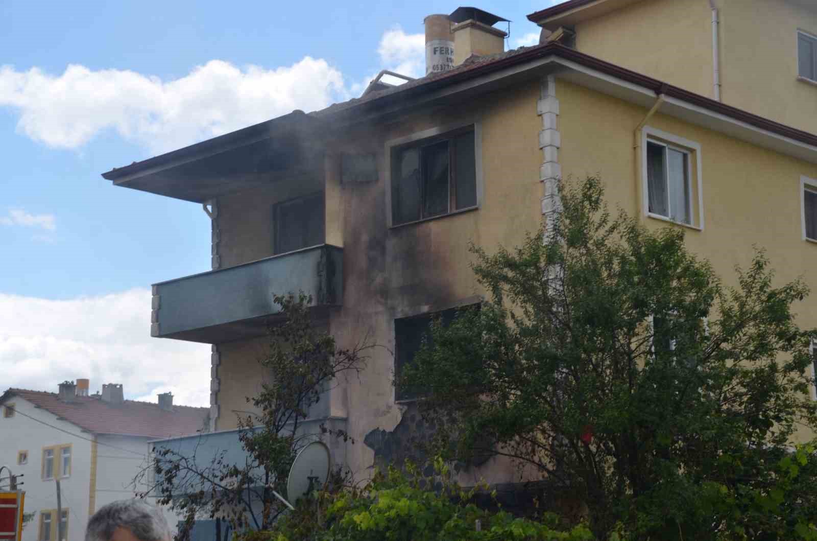 televizyonun-patlamasi-3-katli-evi-kule-cevirdi