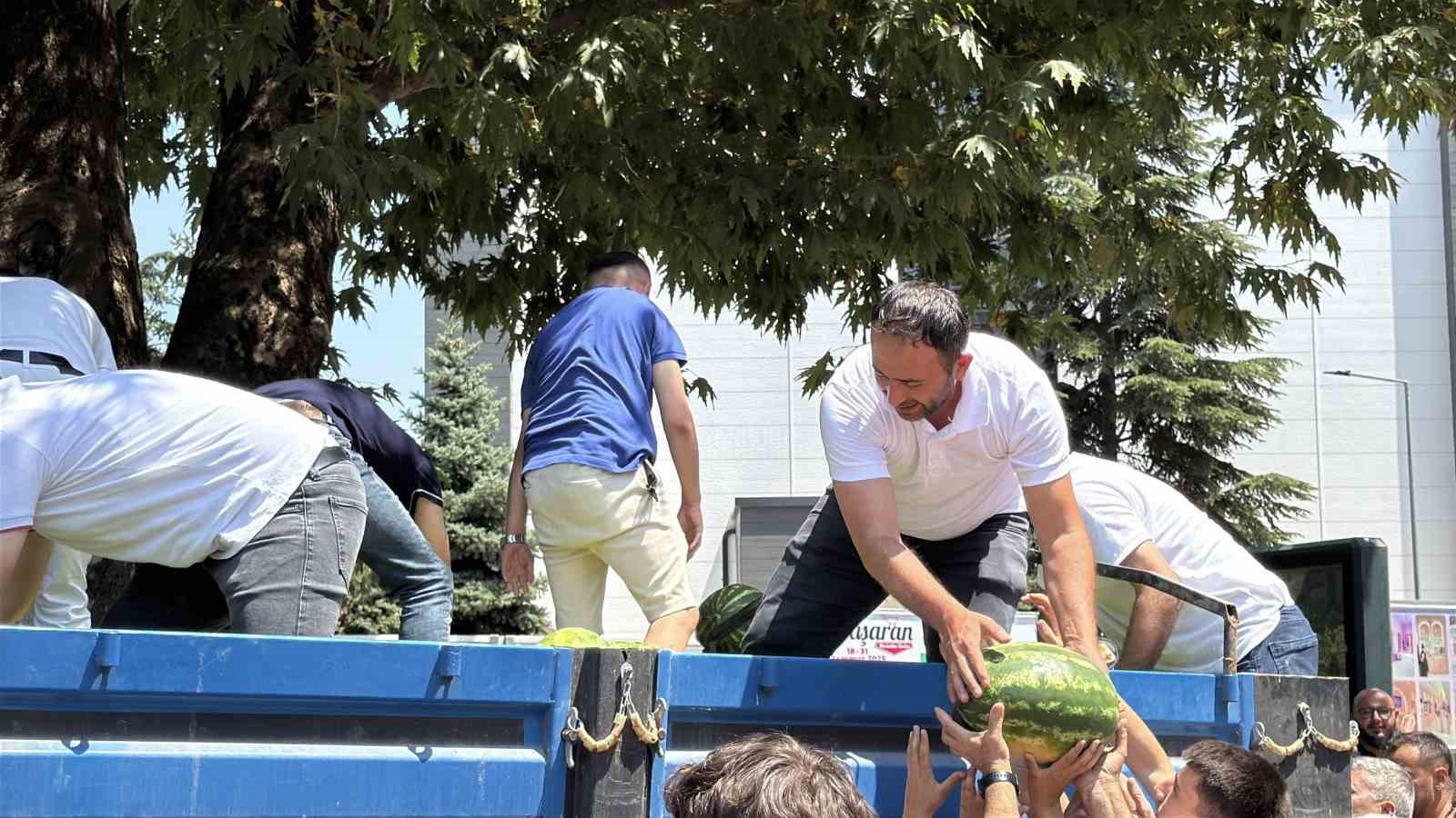 tokatli-genc-dedesinin-hayrina-tonlarca-karpuz-dagitti