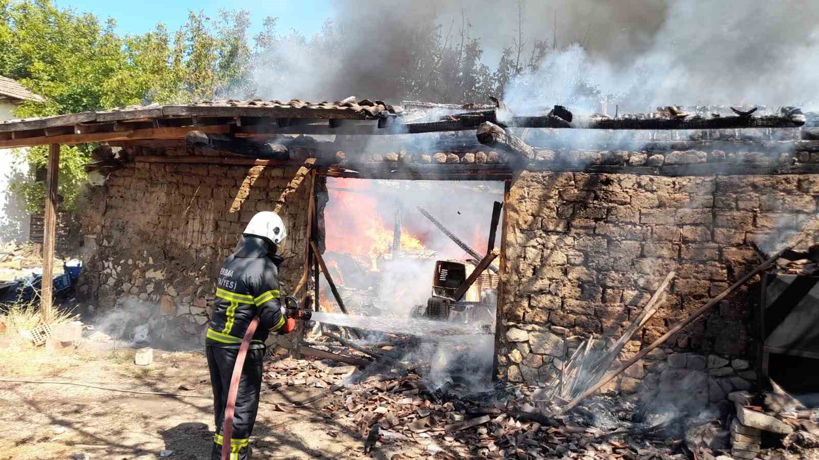 tokatta-samanlikta-cikan-yanginda-ciftcinin-emekleri-kul-oldu