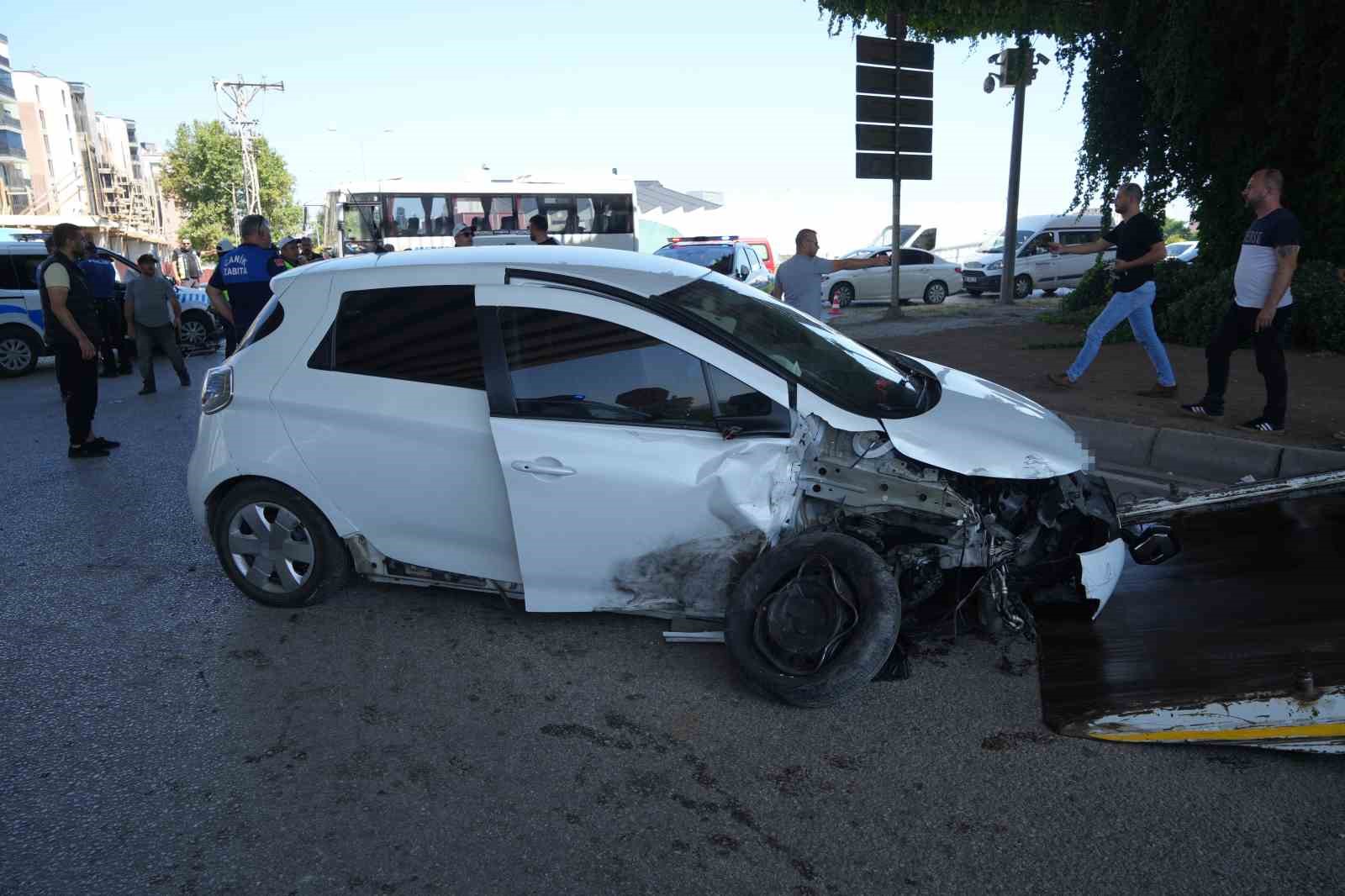 trafik-kazasi-ihbarina-giden-polis-araci-ile-otomobil-carpisti-4-yarali