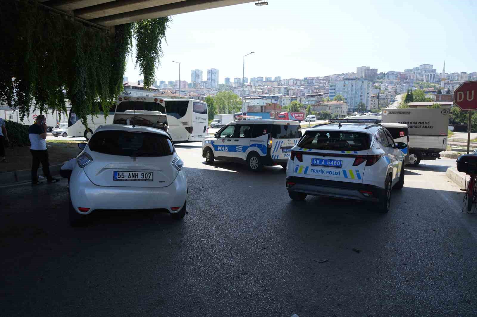 trafik-kazasi-ihbarina-giden-polis-araci-ile-otomobil-carpisti-4-yarali