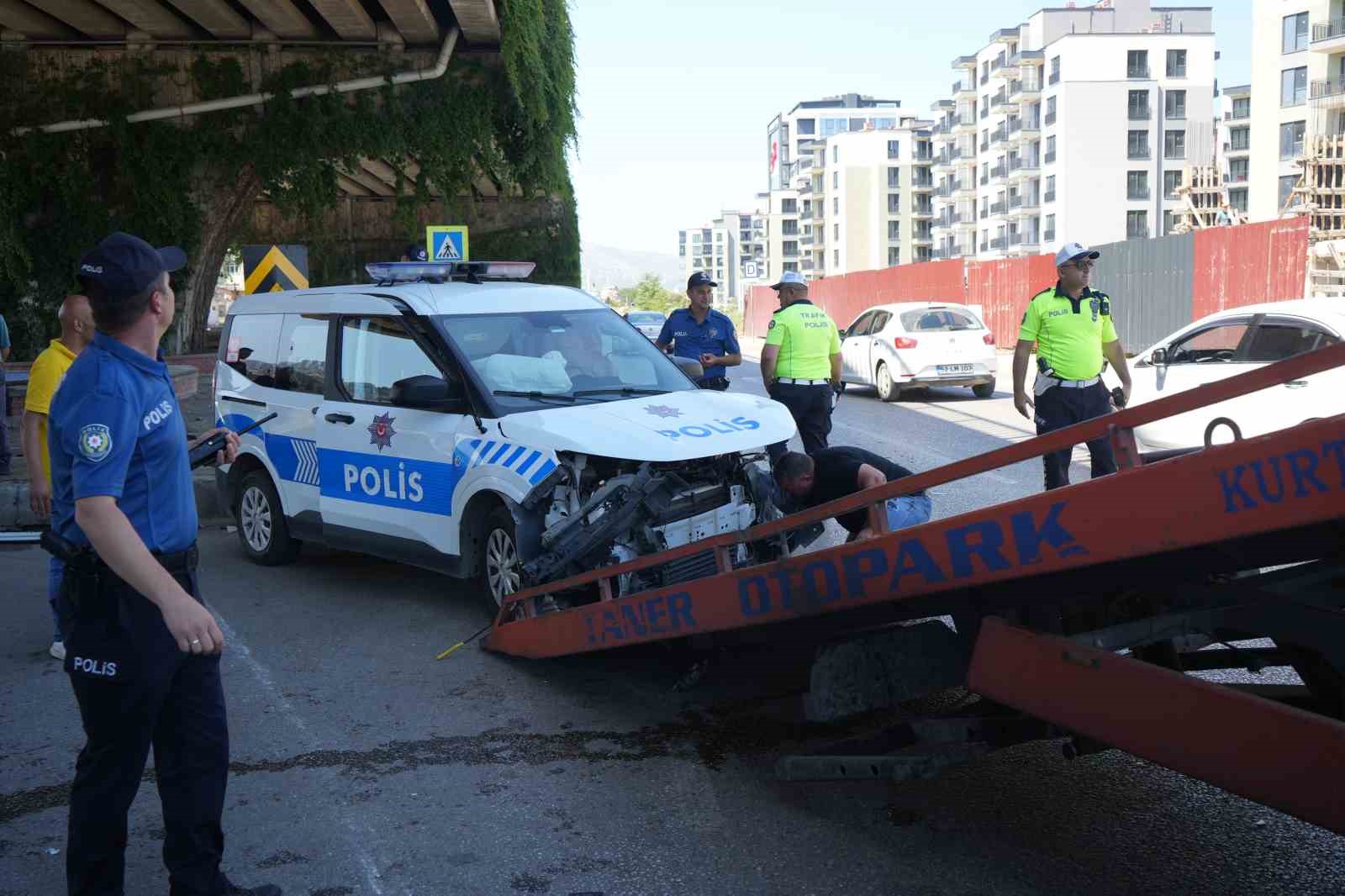 trafik-kazasi-ihbarina-giden-polis-araci-ile-otomobil-carpisti-4-yarali