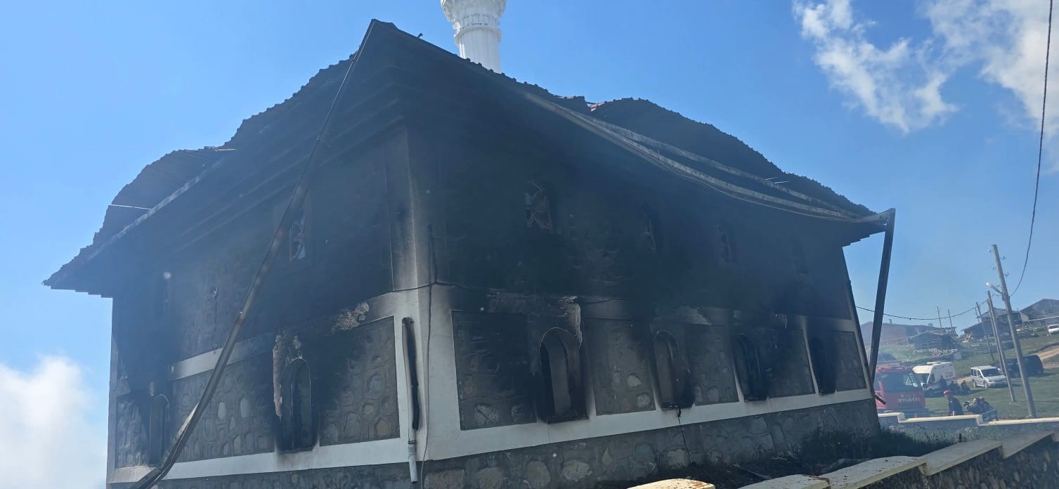 yangin-cikan-cami-buyuk-hasar-aldi-kuran-i-kerimler-zarar-gormedi