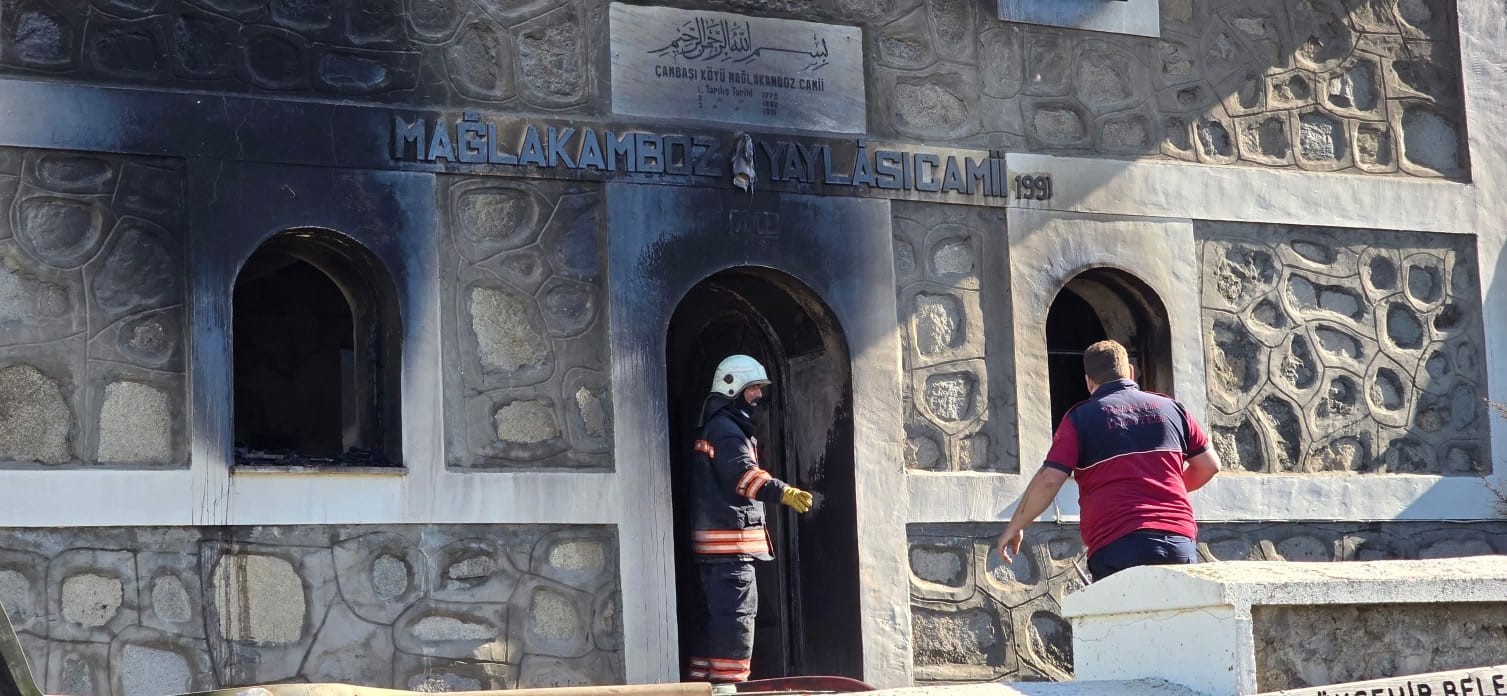 yangin-cikan-cami-buyuk-hasar-aldi-kuran-i-kerimler-zarar-gormedi
