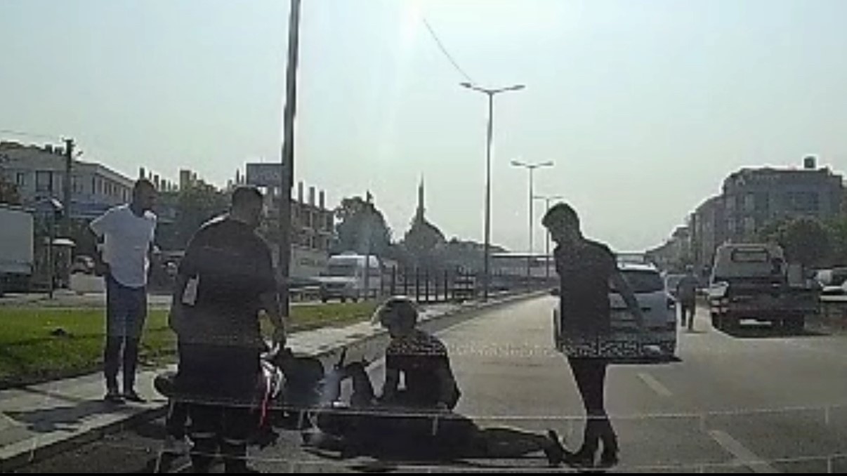 yola-biran-da-cikan-cekiciye-motosiklet-carpti