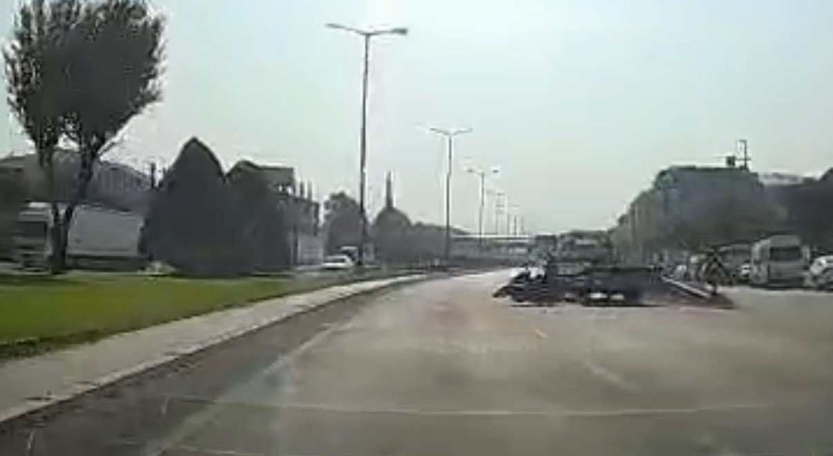 yola-biran-da-cikan-cekiciye-motosiklet-carpti