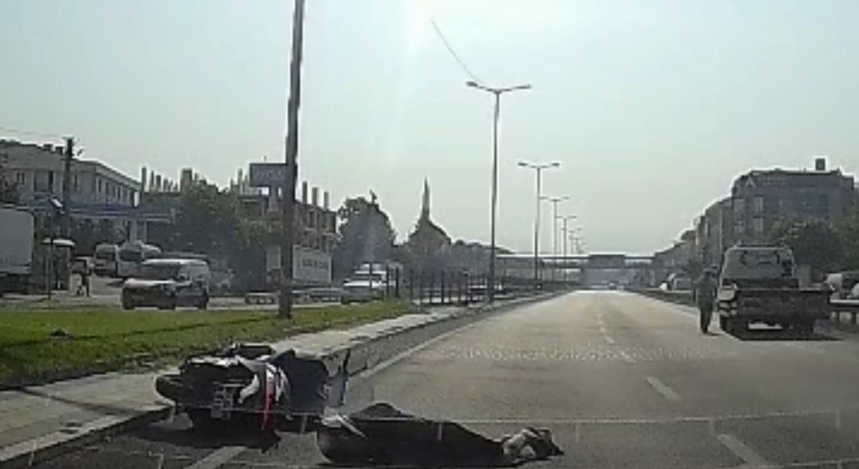yola-biran-da-cikan-cekiciye-motosiklet-carpti
