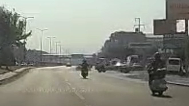 yola-biran-da-cikan-cekiciye-motosiklet-carpti