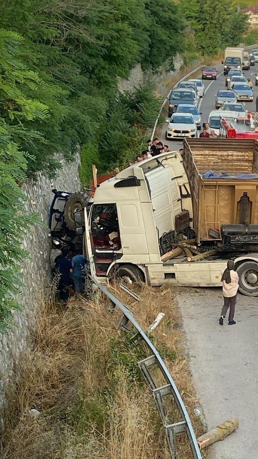 yola-dusen-tomruk-kazaya-yol-acti-traktor-surucusu-agir-yaralandi