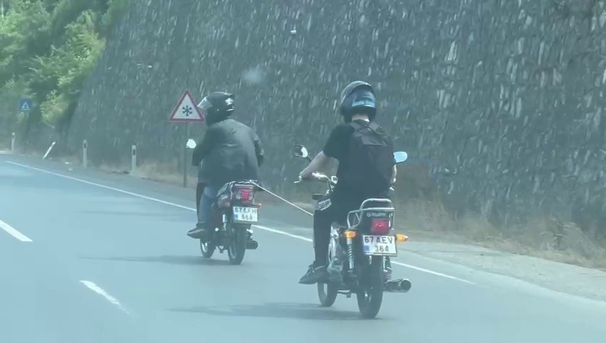 yolda-arizalanan-motosiklet-baska-bir-motosikletliyle-halata-baglanarak-ilerledi