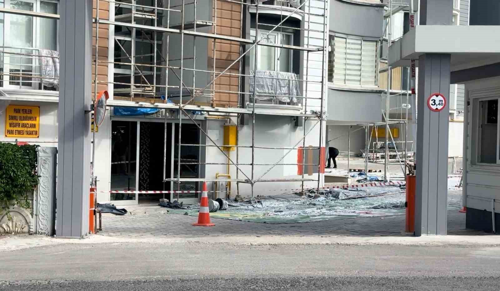 yurekleri-agza-getiren-goruntu-11-katta-iskele-koptu-isciler-olumden-dondu