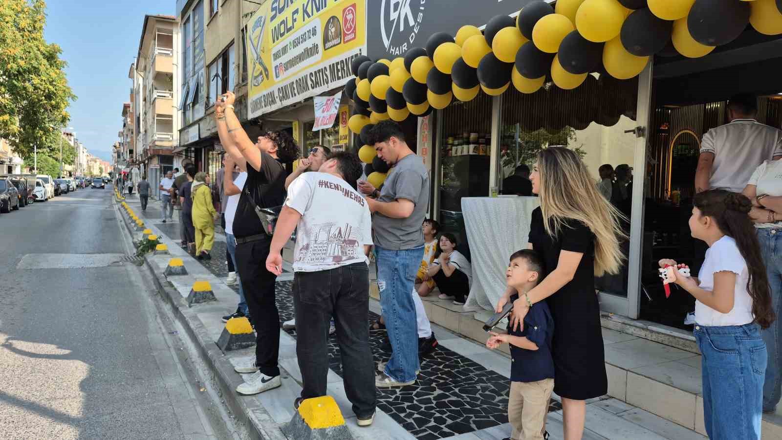 15-yillik-berber-yeni-actigi-dukkaninin-ilk-tirasini-gokyuzunde-yapti