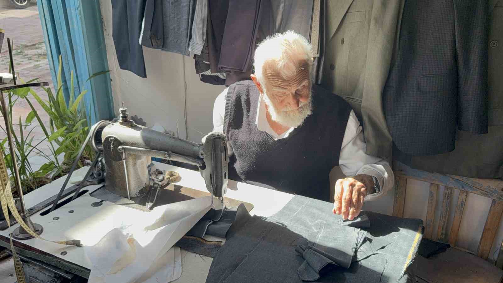 75-yillik-terzi-gozluksuz-dikis-yapiyor