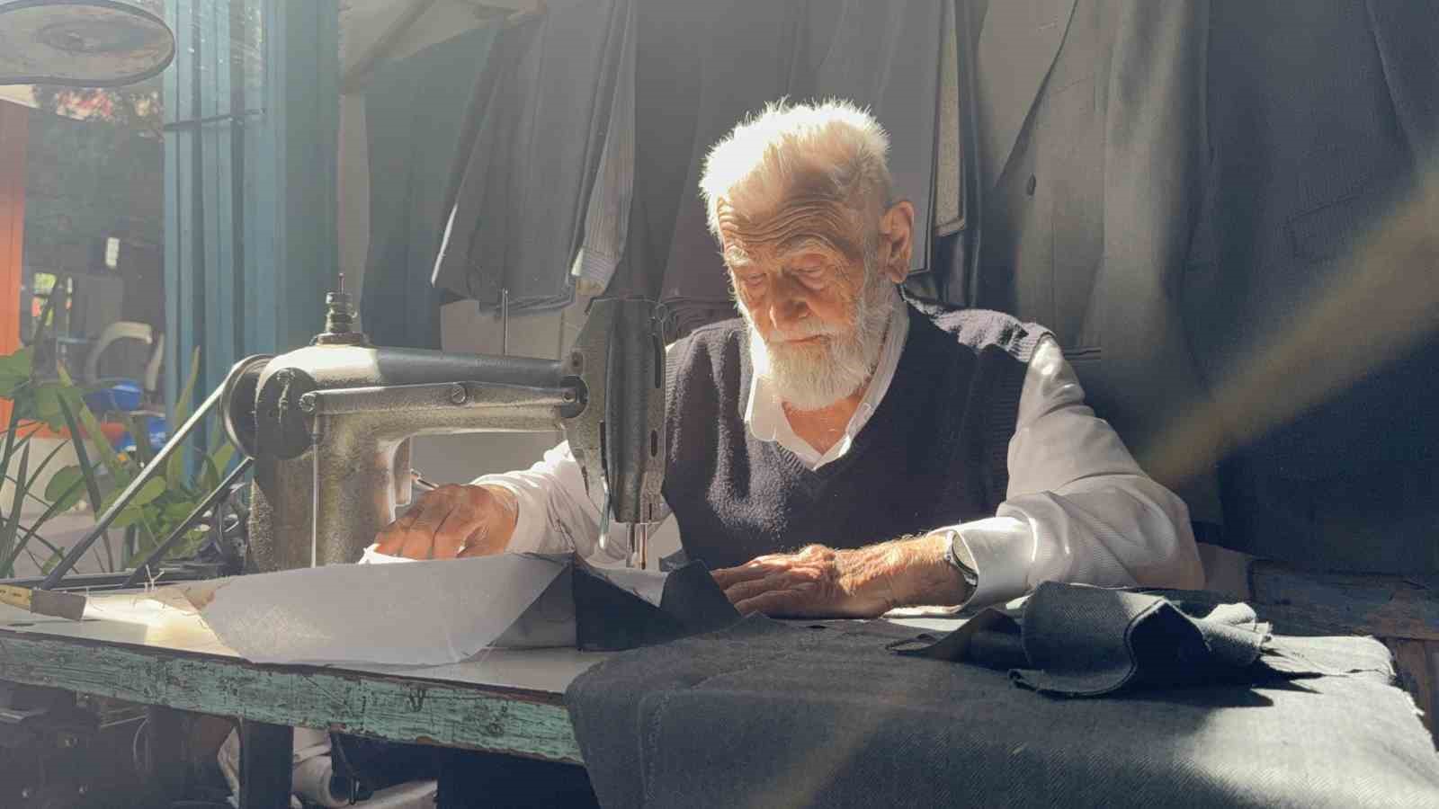 75-yillik-terzi-gozluksuz-dikis-yapiyor