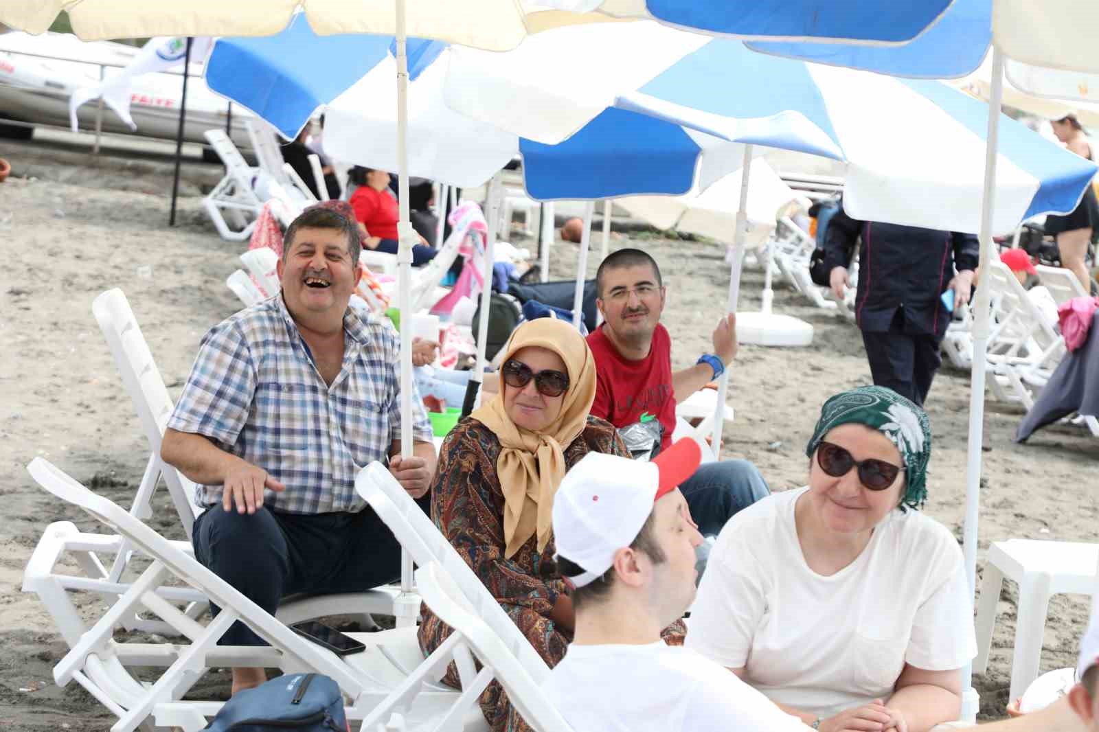 76-yasindaki-bedensel-engelli-kadin-omrunde-ilk-kez-denizi-gordu