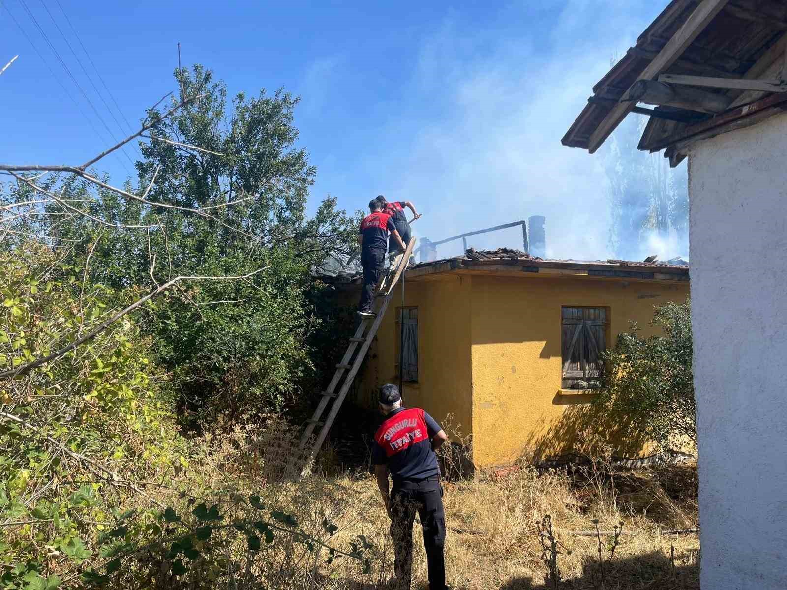 alevlere-teslim-olan-bina-kullanilmaz-hale-geldi