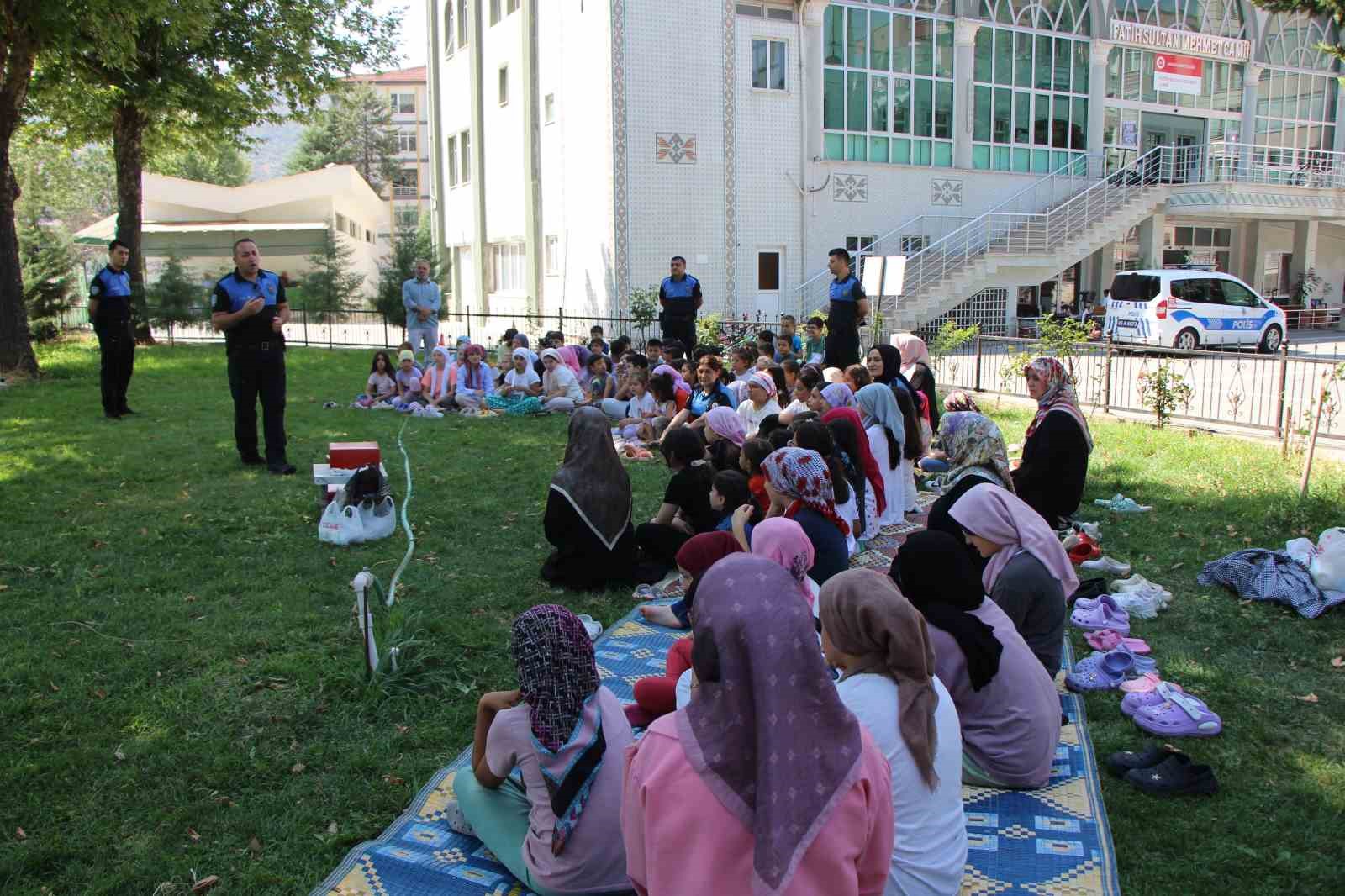 amasya-polisinden-kuran-kursunda-egitim-goren-cocuklara-pasta-surprizi