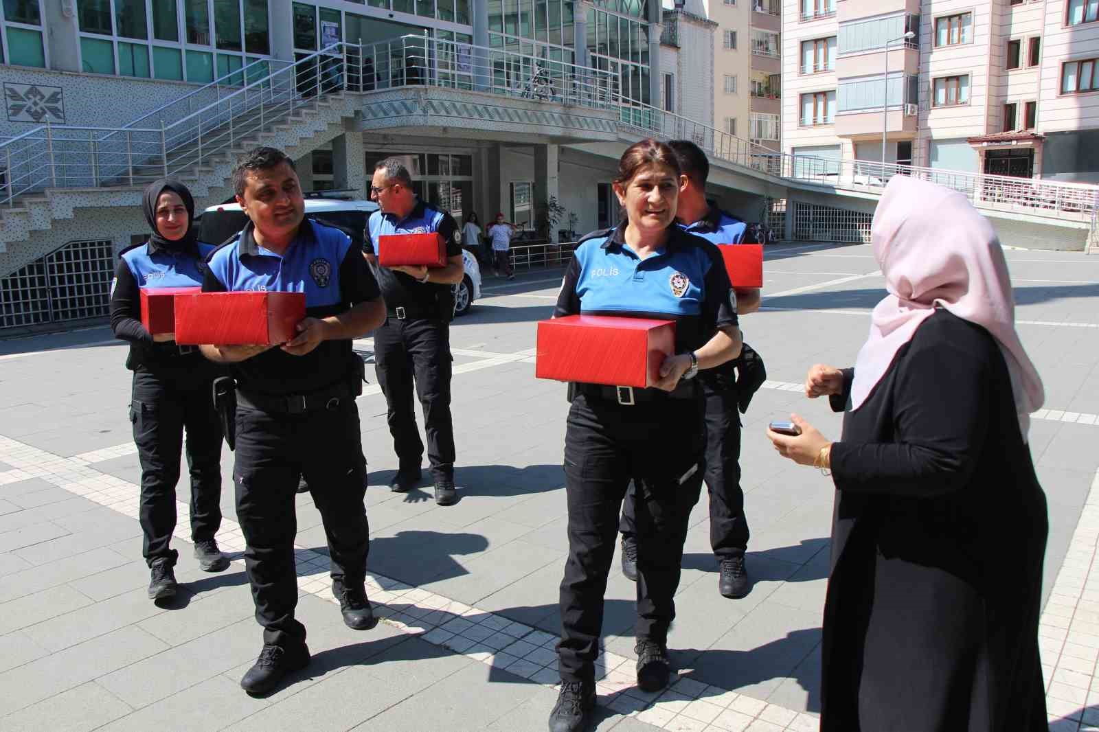 amasya-polisinden-kuran-kursunda-egitim-goren-cocuklara-pasta-surprizi