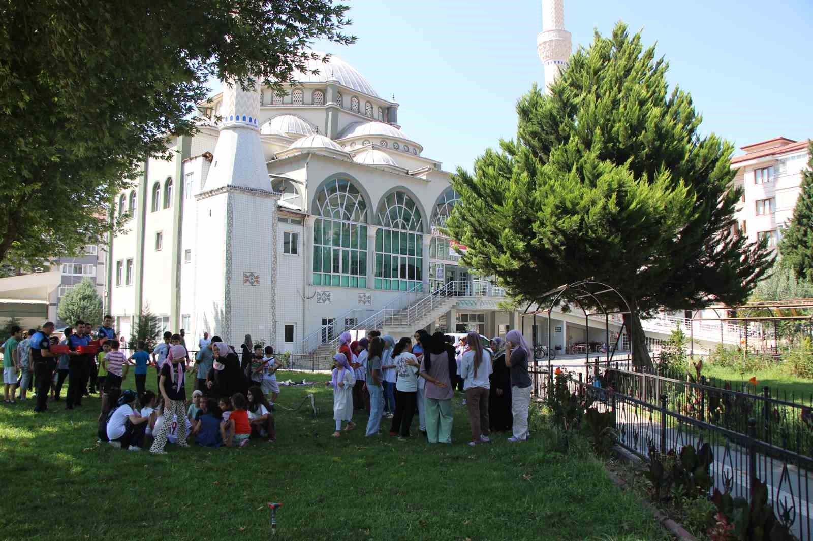 amasya-polisinden-kuran-kursunda-egitim-goren-cocuklara-pasta-surprizi