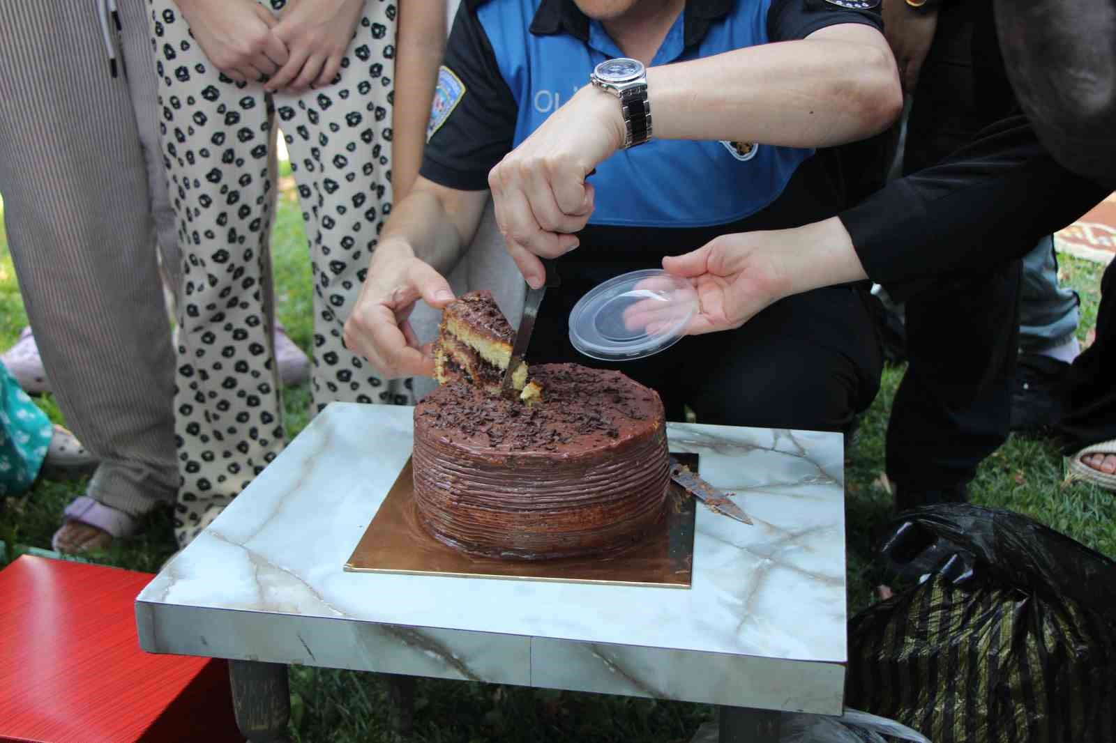 amasya-polisinden-kuran-kursunda-egitim-goren-cocuklara-pasta-surprizi