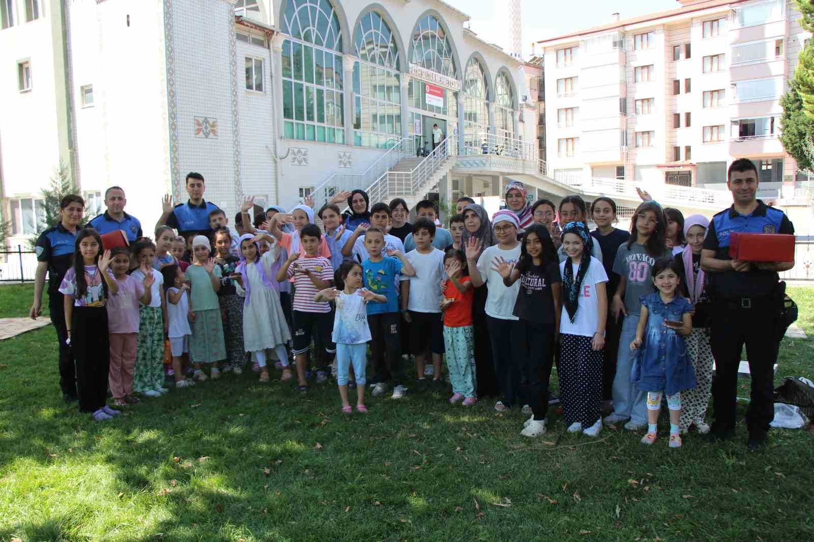 amasya-polisinden-kuran-kursunda-egitim-goren-cocuklara-pasta-surprizi