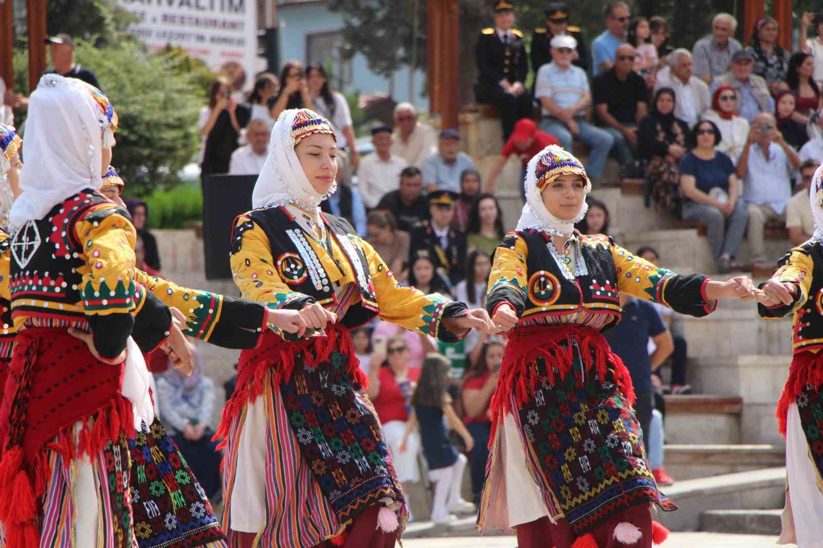 amasyada-30-agustos-kutlamalarinda-ses-sistemi-krizi-gosterileri-yarim-kalan-kizlari-halk-teselli-etti