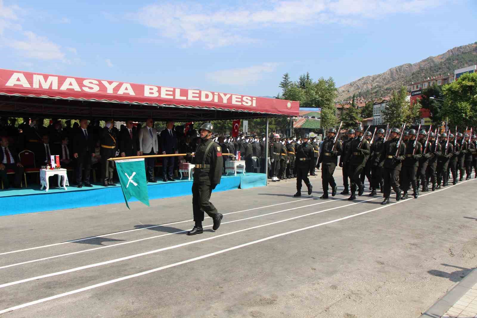 amasyada-30-agustos-kutlamalarinda-ses-sistemi-krizi-gosterileri-yarim-kalan-kizlari-halk-teselli-etti