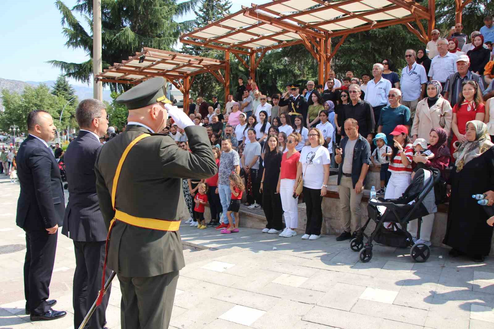 amasyada-30-agustos-kutlamalarinda-ses-sistemi-krizi-gosterileri-yarim-kalan-kizlari-halk-teselli-etti