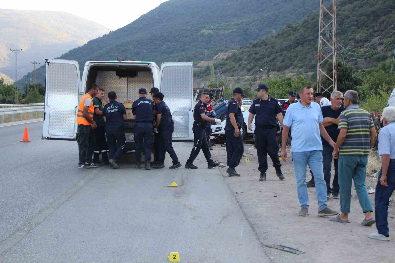 amasyada-otomobil-patpatla-carpisti-anne-ile-oglu-hayatini-kaybetti
