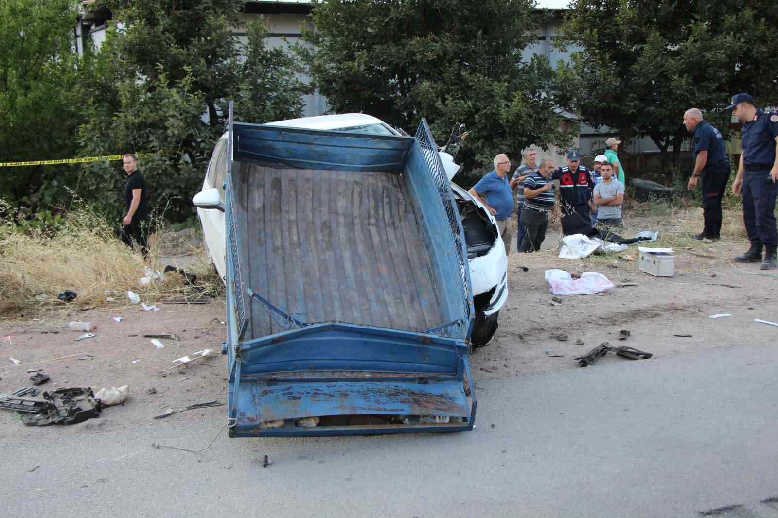 amasyada-otomobil-patpatla-carpisti-anne-ile-oglu-hayatini-kaybetti