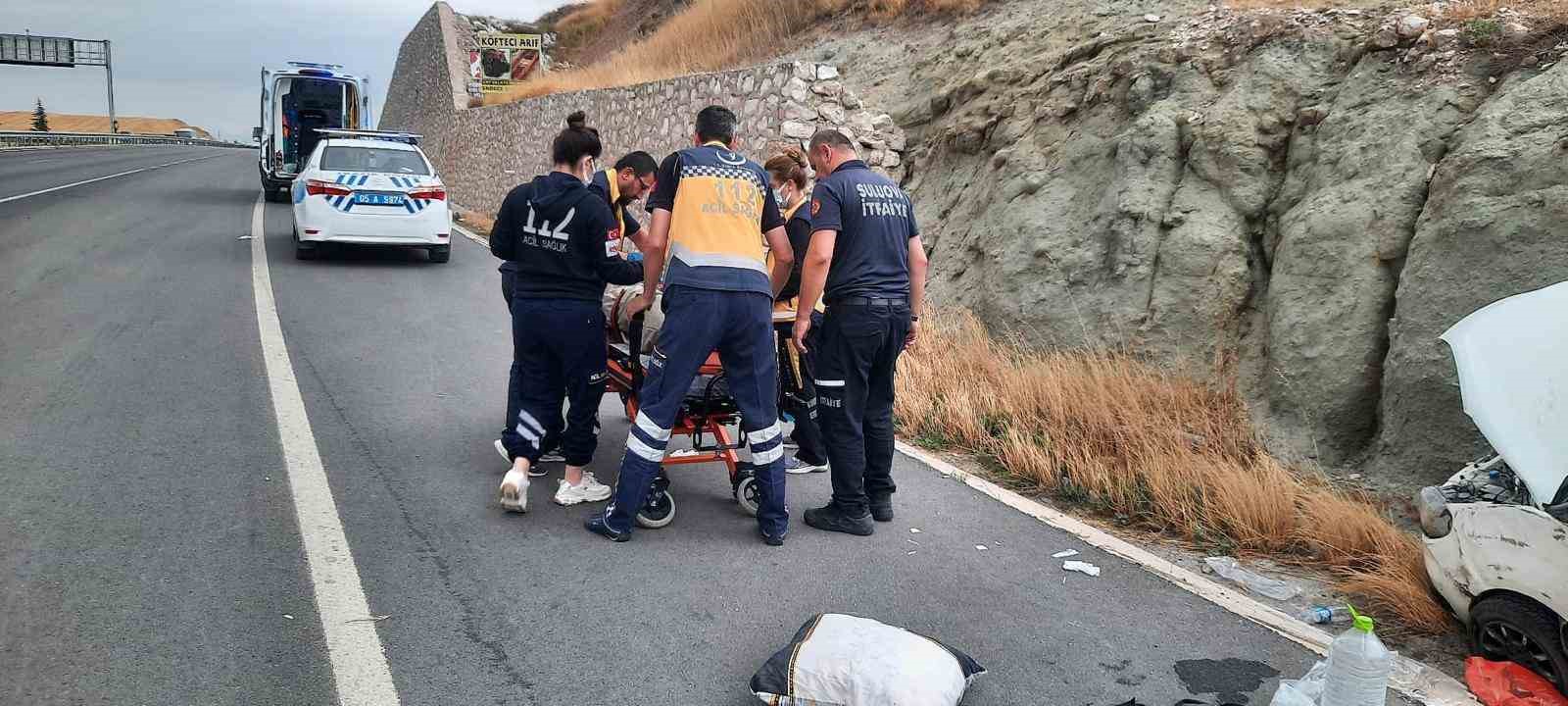 amasyada-yoldan-cikan-arac-toprak-yiginina-carpti-4-yarali