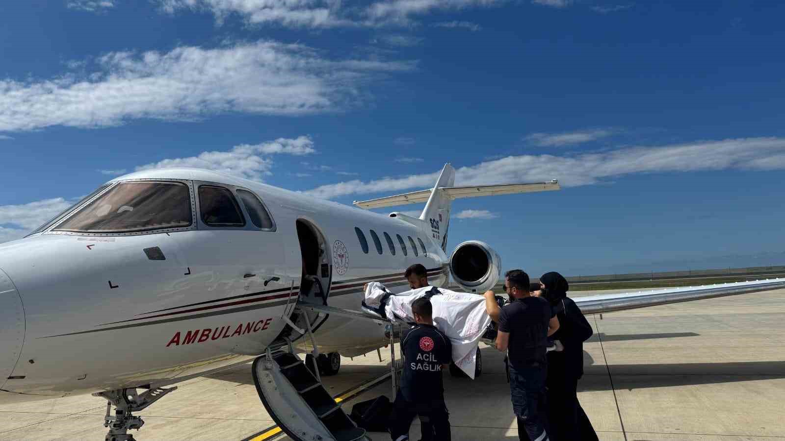 ambulans-ucak-22-yasindaki-hasta-icin-havalandi
