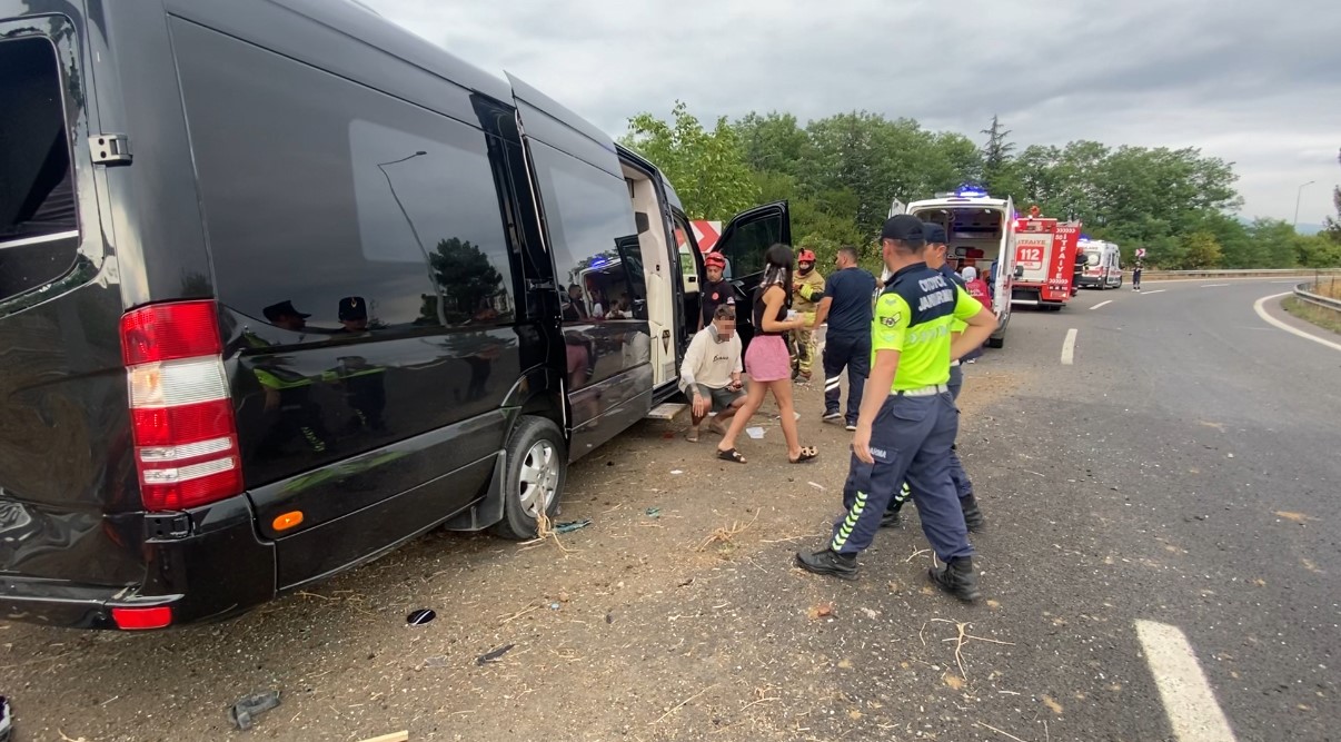 anadolu-otoyolunda-minibus-bariyere-saplandi-7-kisi-yaralandi