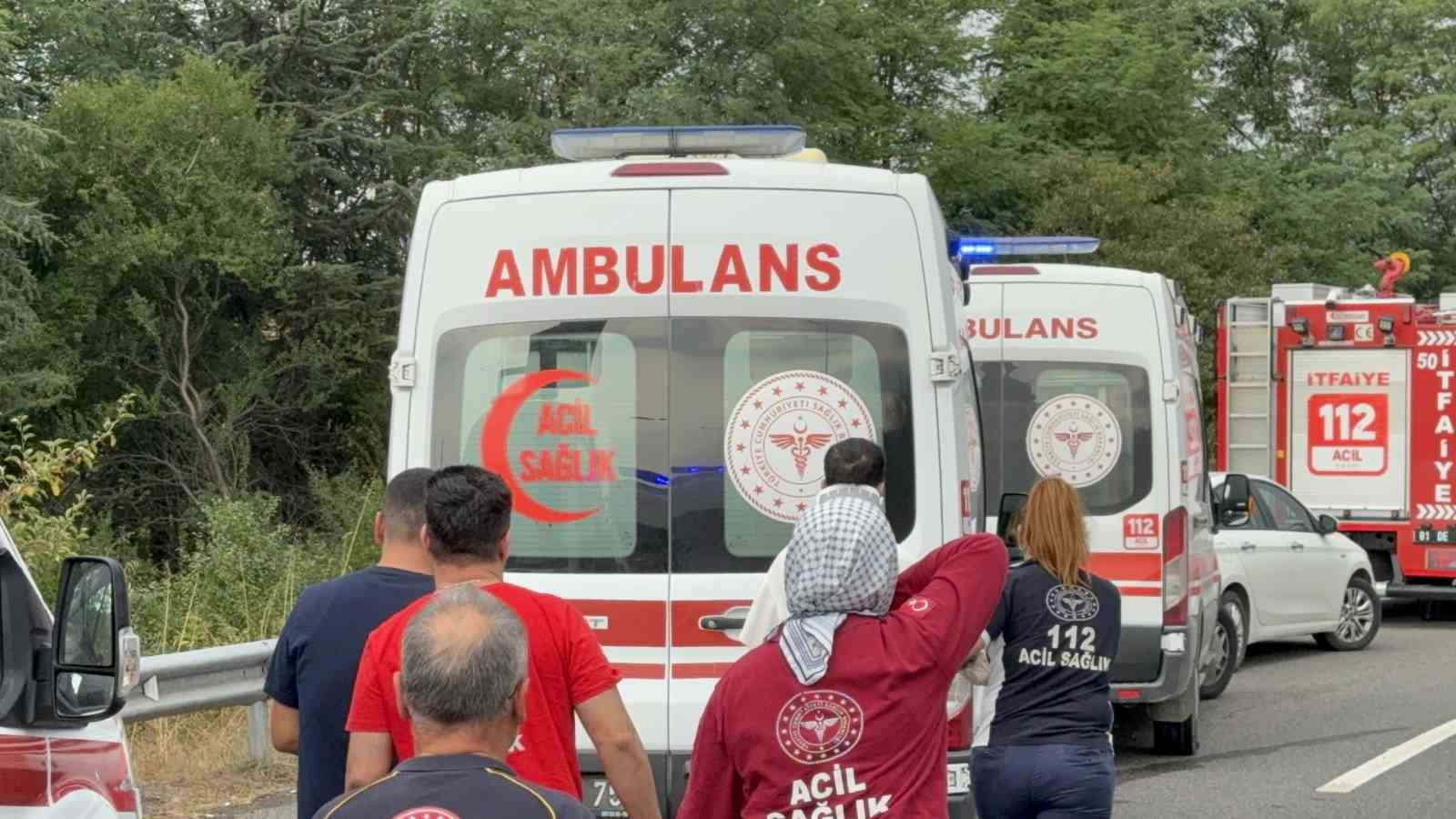 anadolu-otoyolunda-minibus-bariyere-saplandi-7-kisi-yaralandi