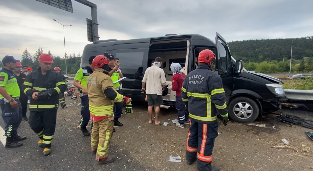 anadolu-otoyolunda-minibus-bariyere-saplandi-7-kisi-yaralandi