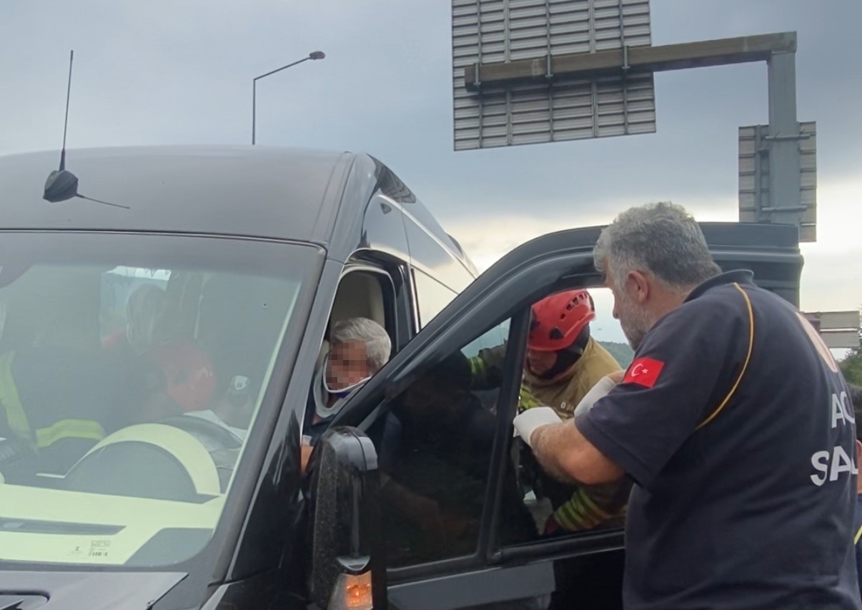 anadolu-otoyolunda-minibus-bariyere-saplandi-7-kisi-yaralandi