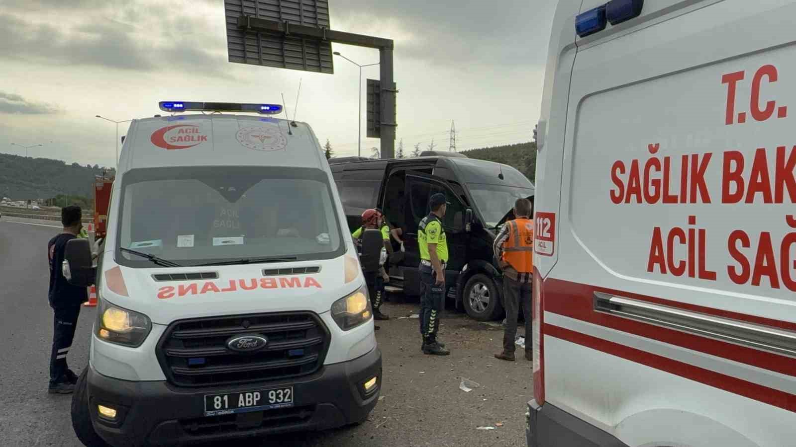 anadolu-otoyolunda-minibus-bariyere-saplandi-7-kisi-yaralandi