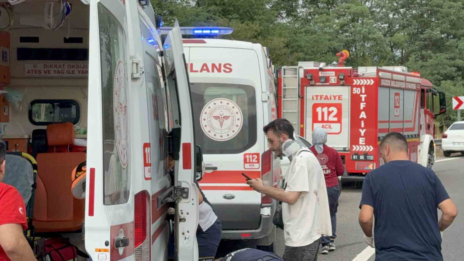 anadolu-otoyolunda-minibus-bariyere-saplandi-7-kisi-yaralandi