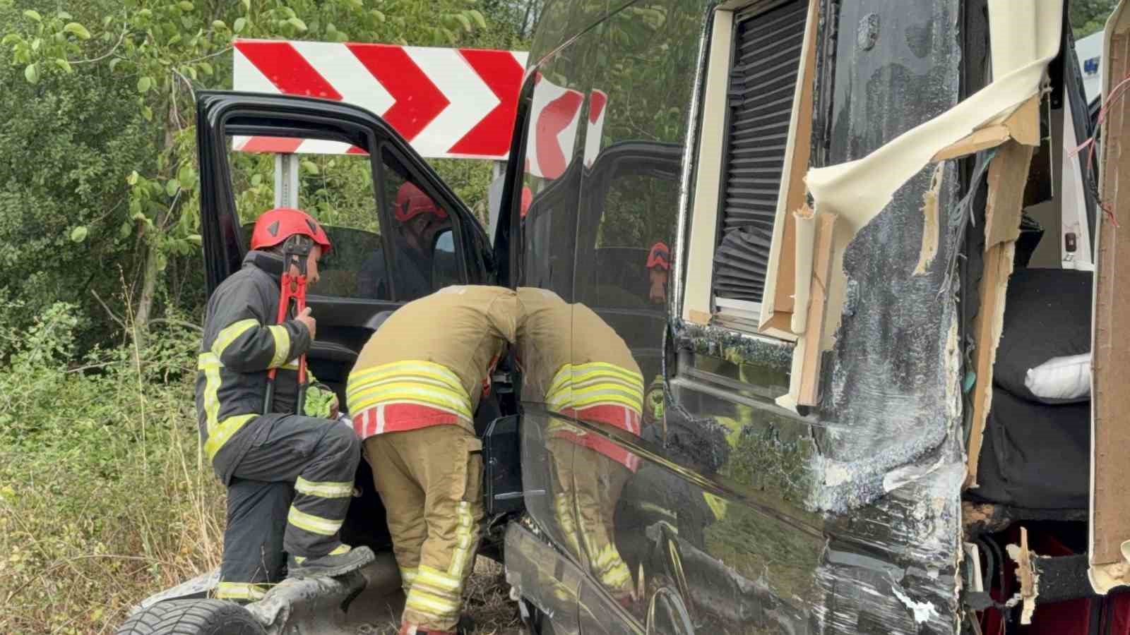 anadolu-otoyolunda-minibus-bariyere-saplandi-7-kisi-yaralandi