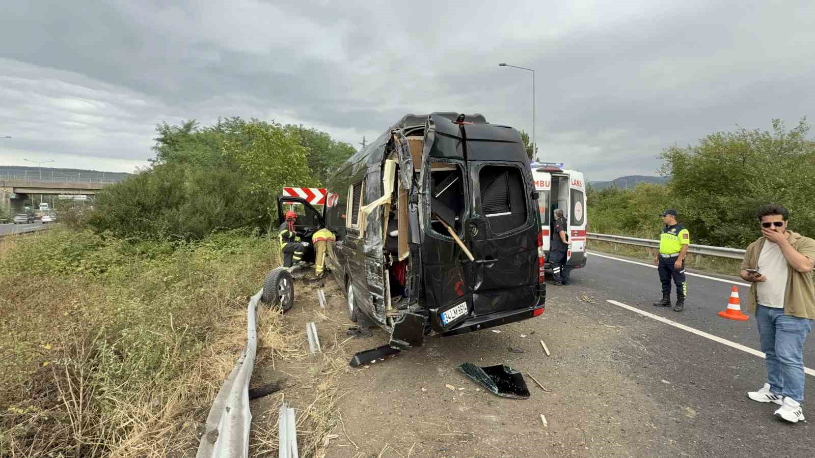 anadolu-otoyolunda-minibus-bariyere-saplandi-7-kisi-yaralandi