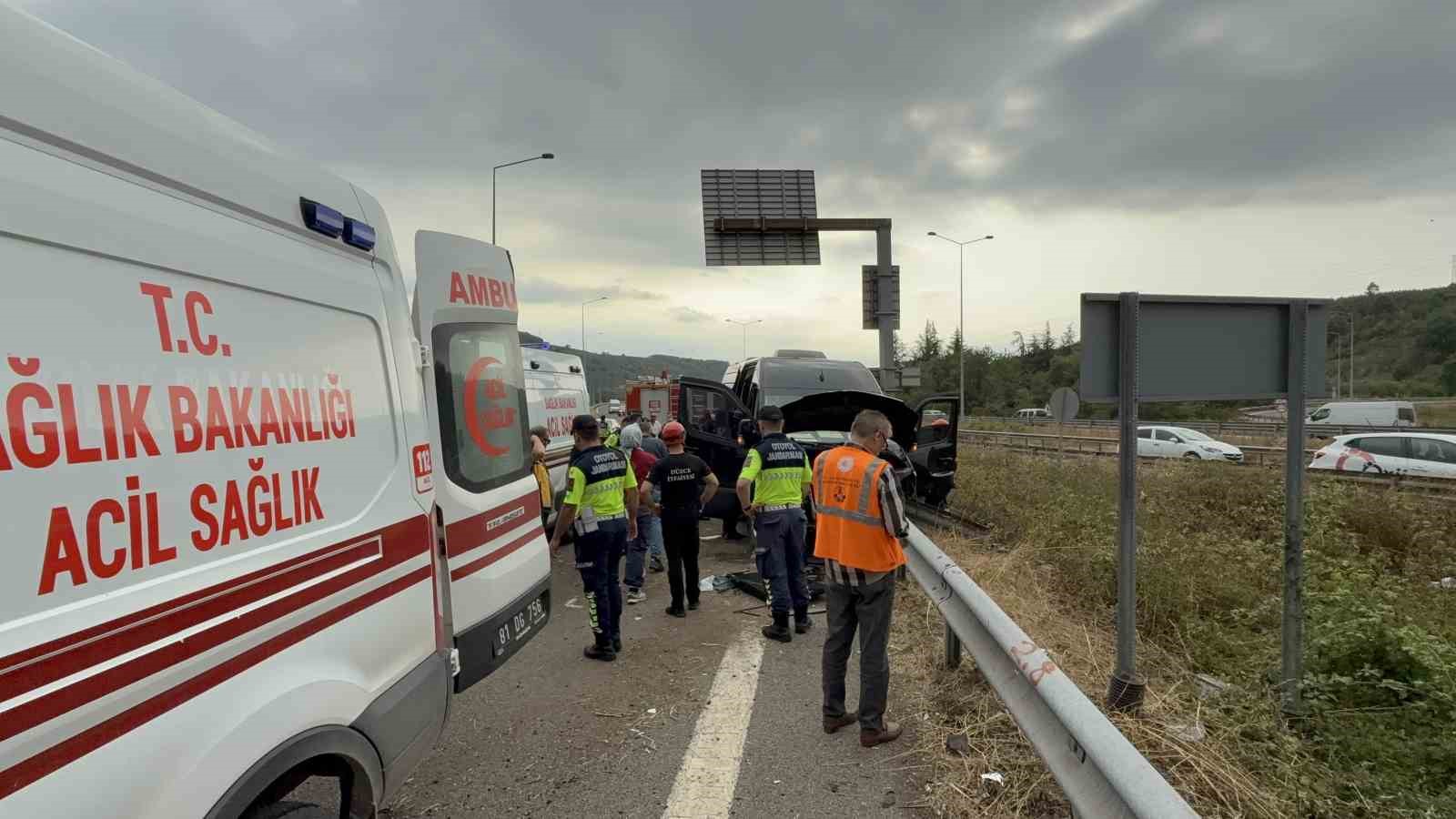 anadolu-otoyolunda-minibus-bariyere-saplandi-7-kisi-yaralandi