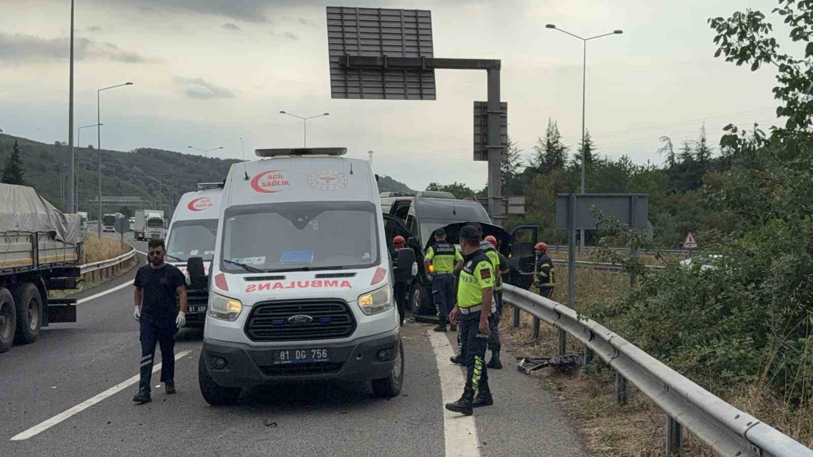 anadolu-otoyolunda-minibus-bariyere-saplandi-7-kisi-yaralandi
