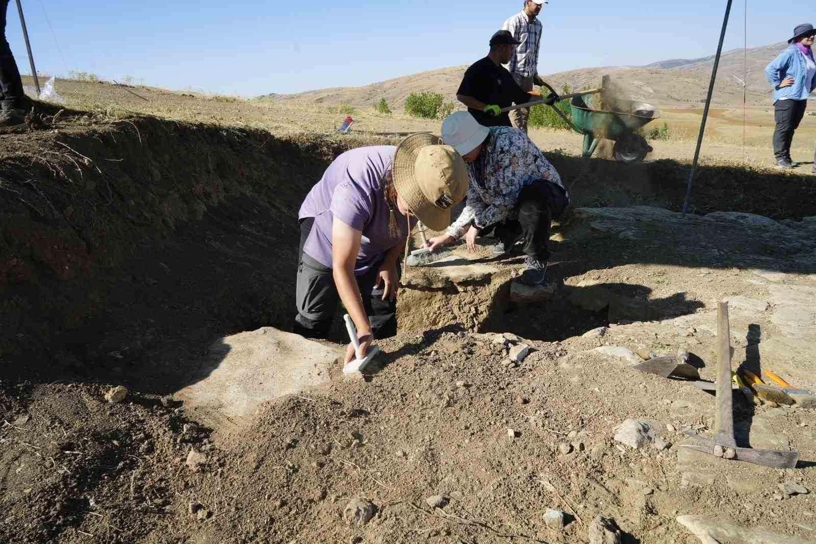 anadolunun-en-narin-kadin-iskeletleri-satalada-ortaya-cikti