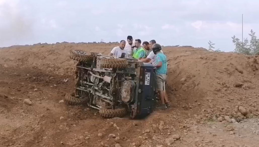 artvinde-off-road-yarislarinda-yurekler-agza-geldi-2-arac-devrildi