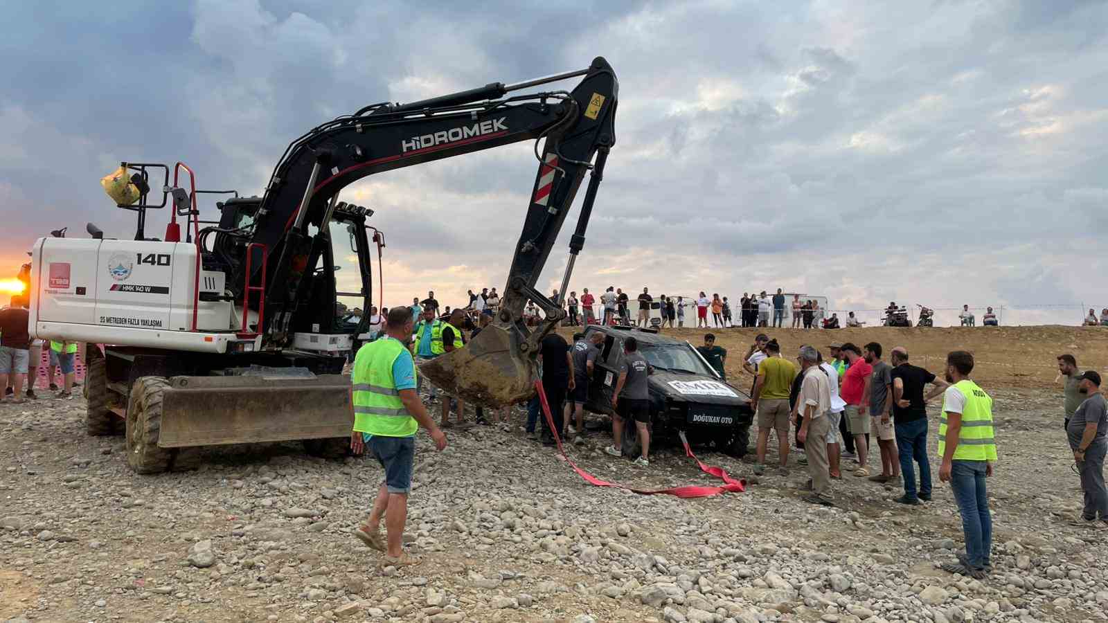artvinde-off-road-yarislarinda-yurekler-agza-geldi-2-arac-devrildi