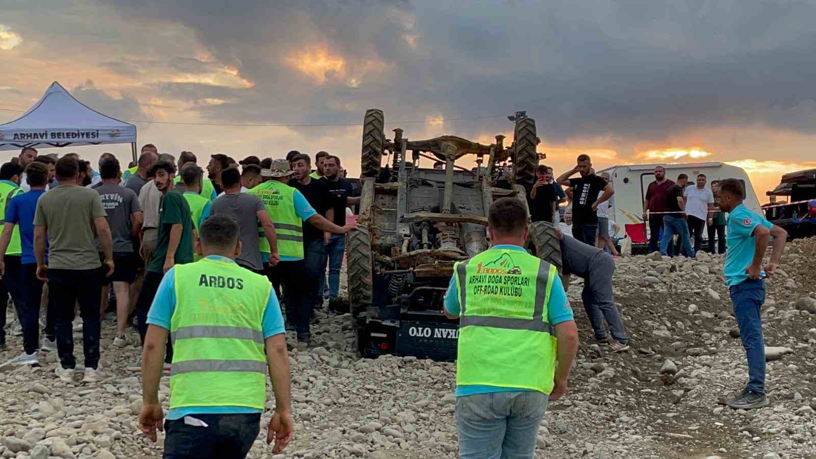 artvinde-off-road-yarislarinda-yurekler-agza-geldi-2-arac-devrildi