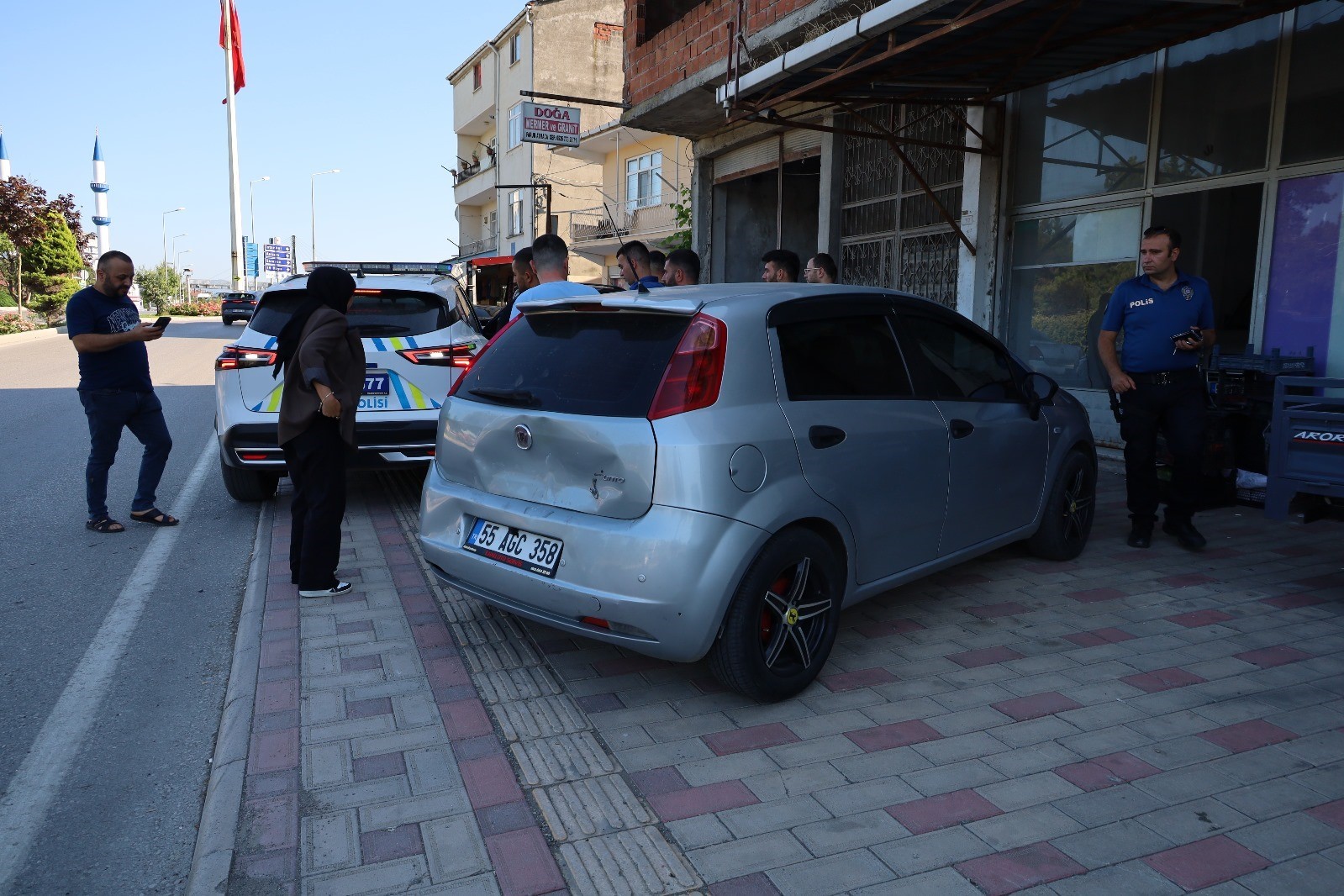 bafrada-zincirleme-trafik-kazasi-4-arac-birbirine-girdi