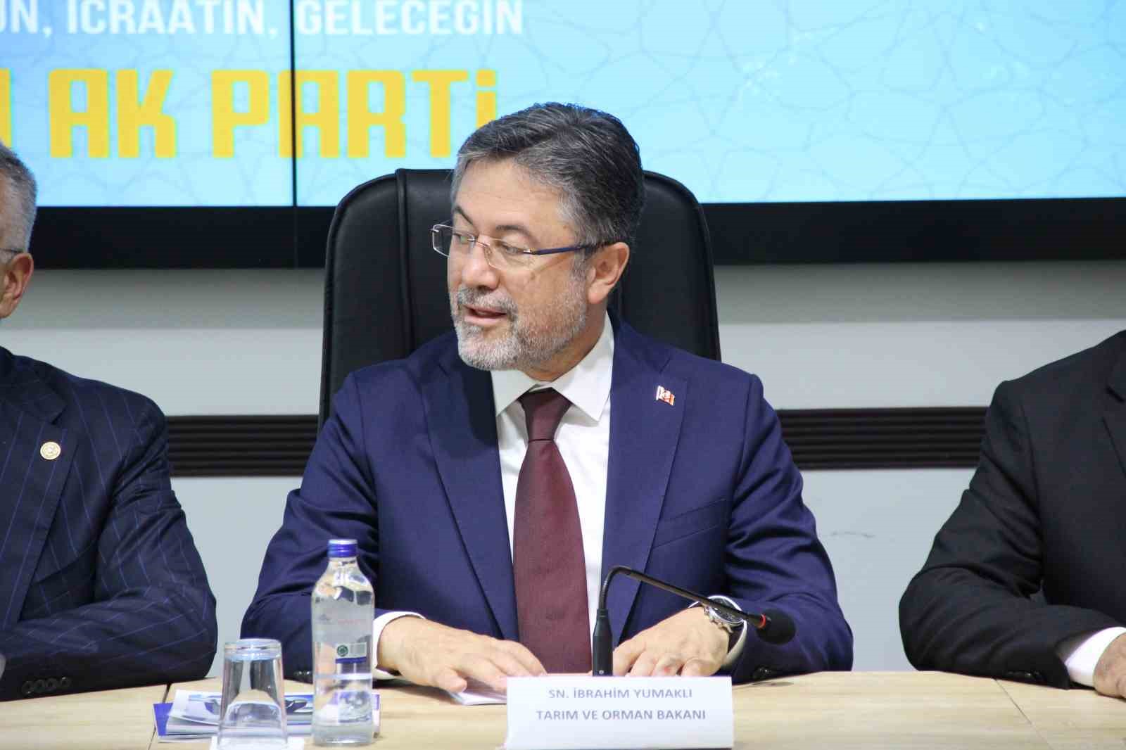 bakan-yumakli-corumdaki-yatirim-ve-projelerle-ilgili-bilgi-aldi