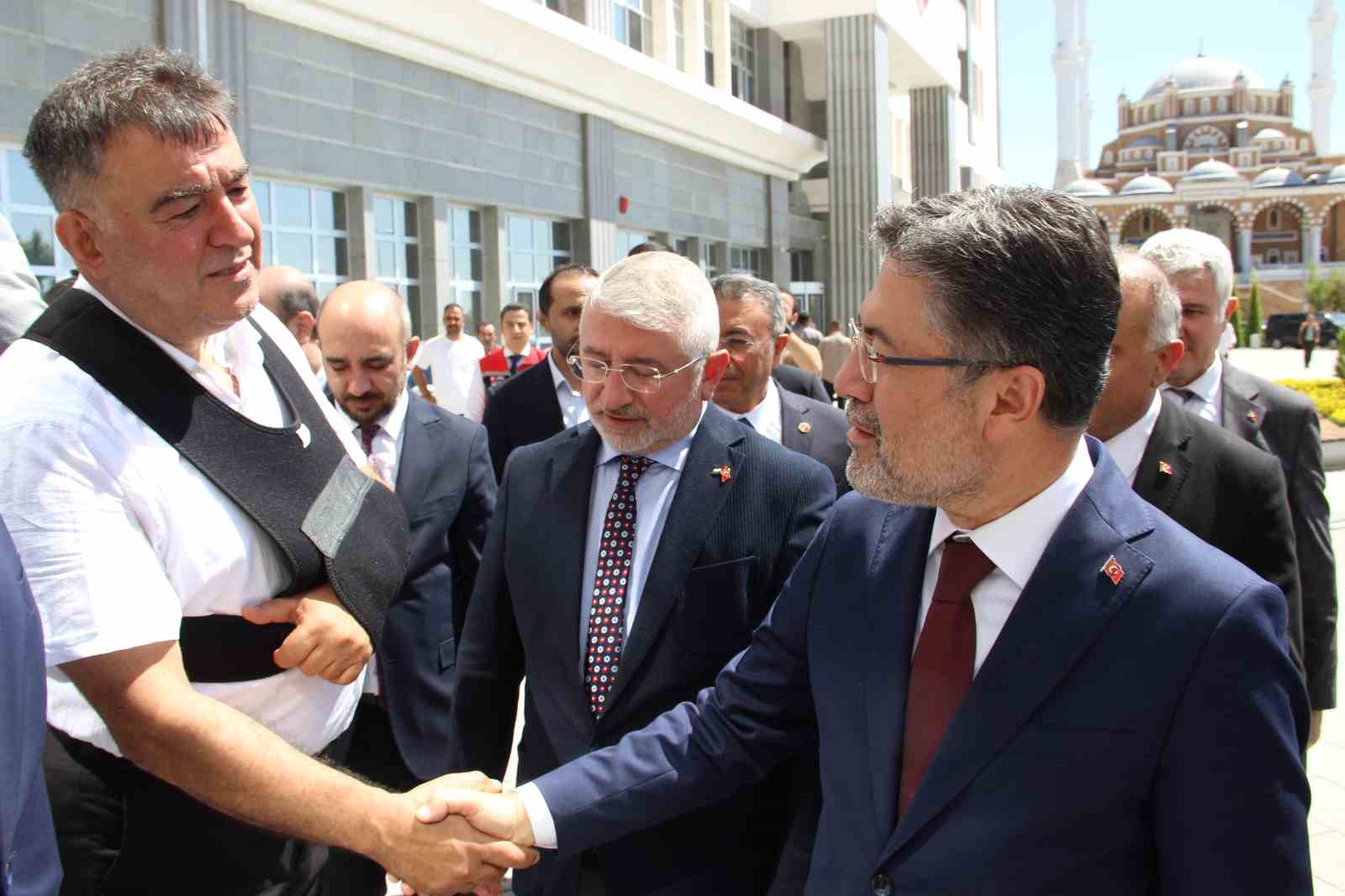 bakan-yumakli-corumdaki-yatirim-ve-projelerle-ilgili-bilgi-aldi